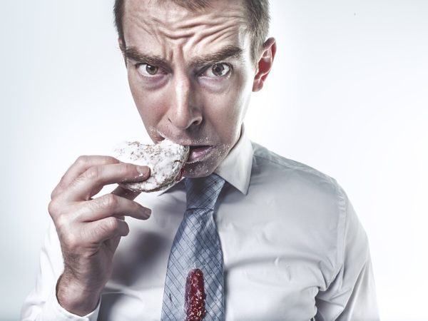 Homme qui mange un gateau