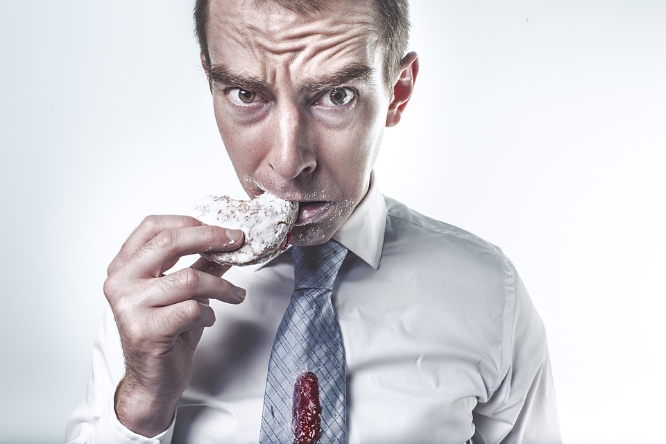 Homme qui mange un gateau