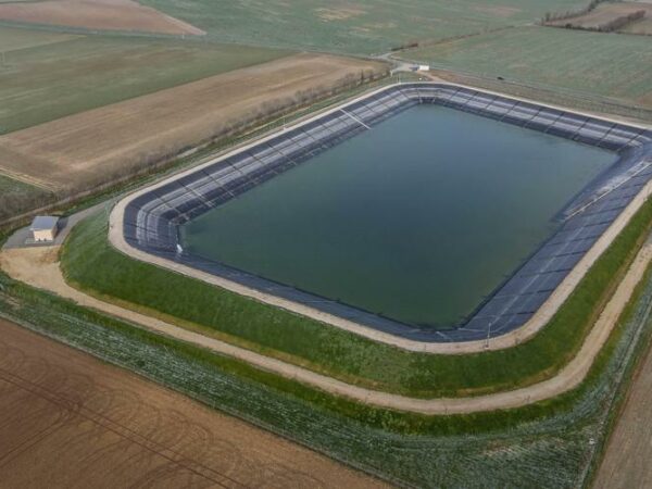 Une mégabassine remplie d'eau