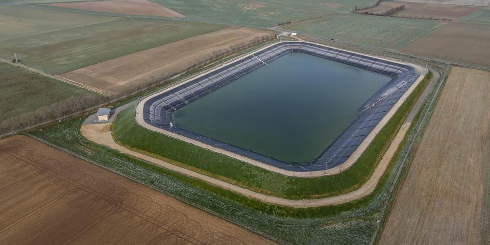 Une mégabassine remplie d'eau