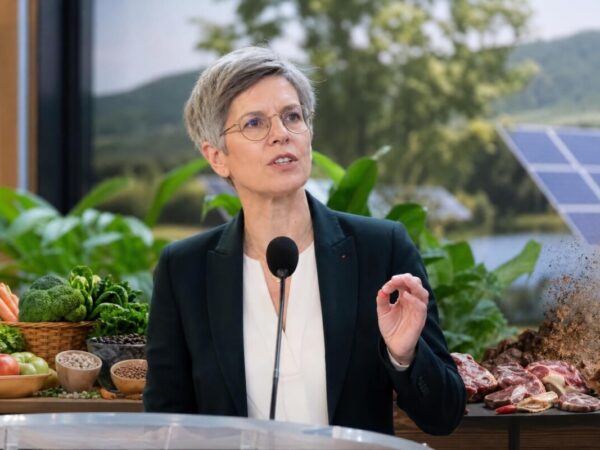 sandrine rousseau souligne l'importance de réduire la consommation de viande pour promouvoir une écologie durable et lutter contre le réchauffement climatique.