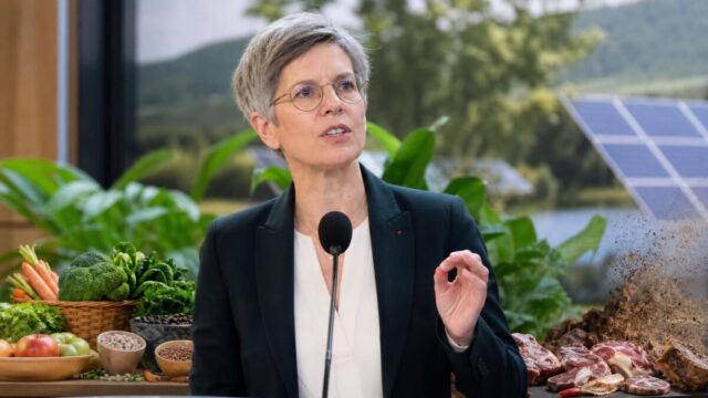 sandrine rousseau souligne l'importance de réduire la consommation de viande pour promouvoir une écologie durable et lutter contre le réchauffement climatique.