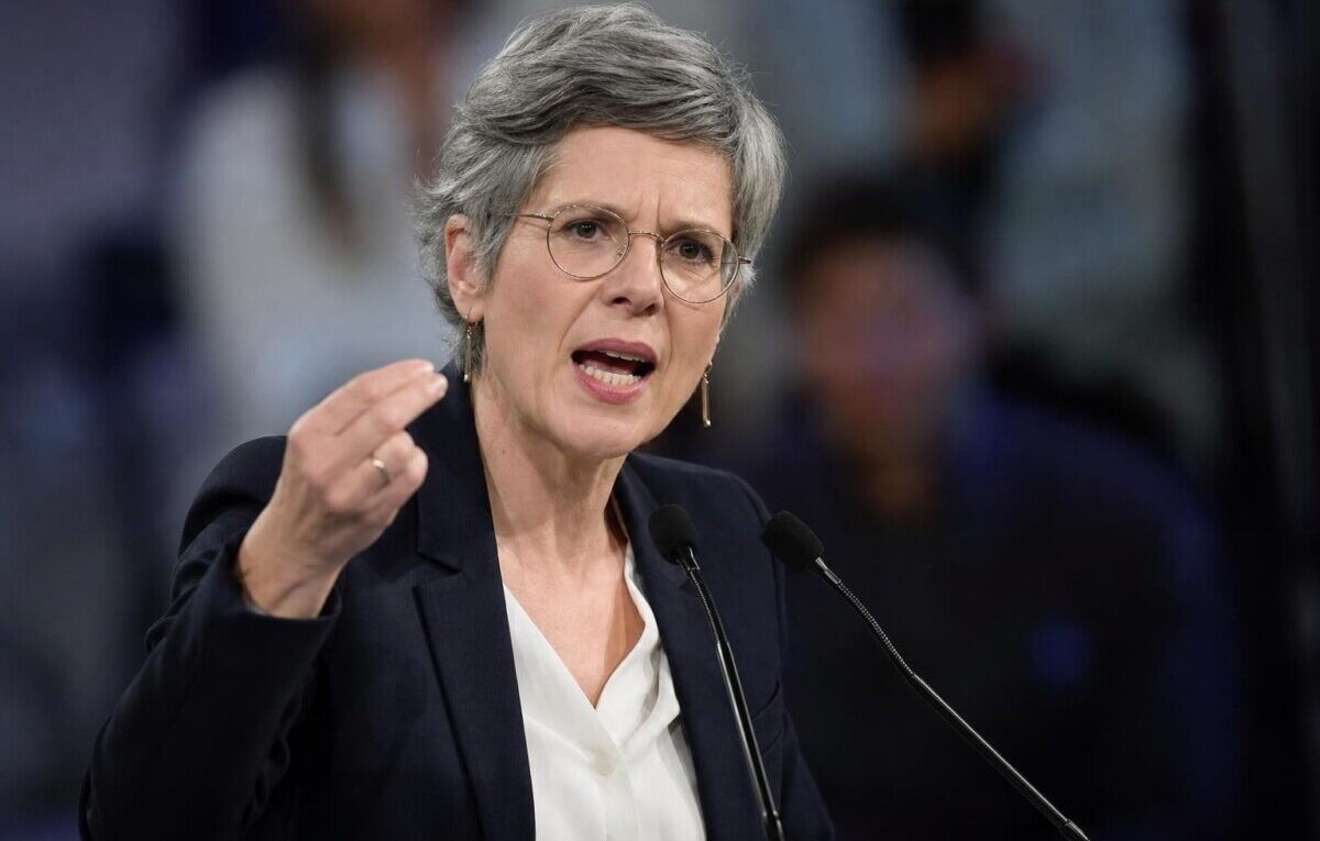 sandrine rousseau dénonce vivement l'idée d'un prétendu affrontement, qualifiant cette affirmation de totalement délirante et injustifiée.