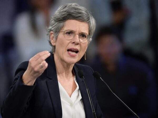 sandrine rousseau dénonce vivement l'idée d'un prétendu affrontement, qualifiant cette affirmation de totalement délirante et injustifiée.