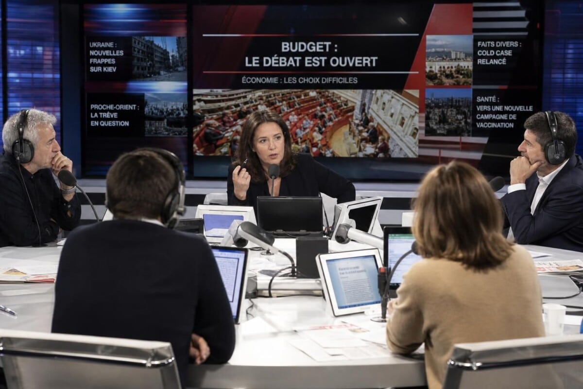 sandrine rousseau réagit avec force contre les accusations d’un prétendu affrontement, qualifiant ces déclarations de complètement délirantes.