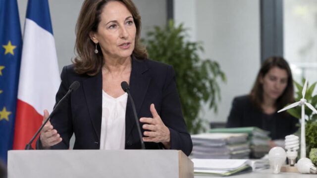 ségolène royal affirme n’avoir jamais soutenu l’écologie punitive et demande la suspension des certificats, relançant le débat sur la politique écologique.