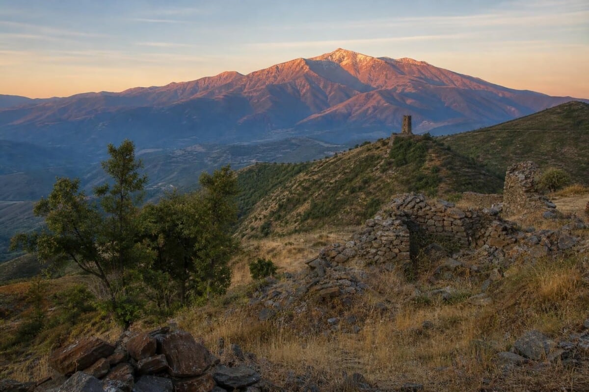 découvrez comment le fer, extrait des mines locales, forge l'identité unique de ce territoire à travers son histoire riche et ses projets de rénovation contemporaine.
