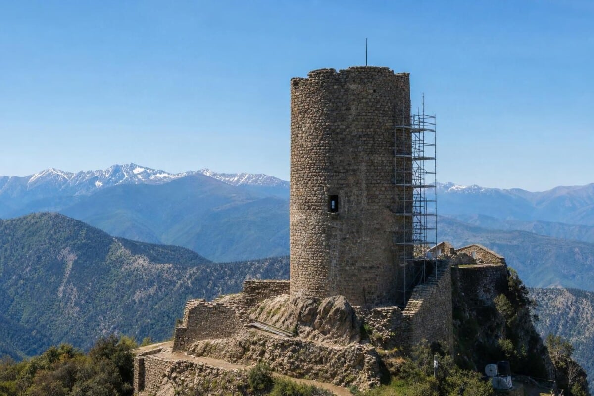découvrez l'histoire du fer, de l'extraction minière à l'art de la ferronnerie, et son importance unique pour ce territoire alliant traditions ancestrales et modernité.