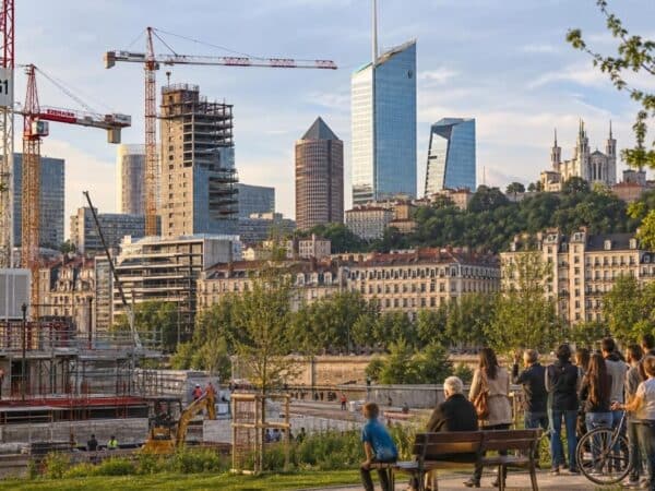 découvrez les enjeux réels de la relance des gratte-ciels à lyon, en examinant les aspects fonciers, la demande urbaine et les impératifs écologiques pour un développement durable.