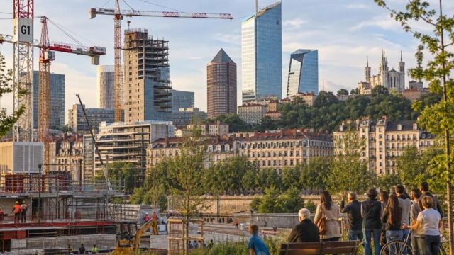 découvrez les enjeux réels de la relance des gratte-ciels à lyon, en examinant les aspects fonciers, la demande urbaine et les impératifs écologiques pour un développement durable.
